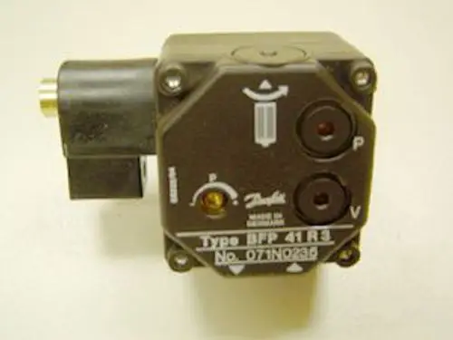 Ölpumpe mit Anschluss, Hersteller Danfoss, Modell BFP41 R3. Sichtbare Druck- und Versorgungsanschlüsse. Geeignet für Systeme von Remeha.
